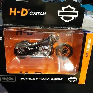 The Maisto Harley Davidson Street 750 Series 40 Die-Cast Model in 1:18